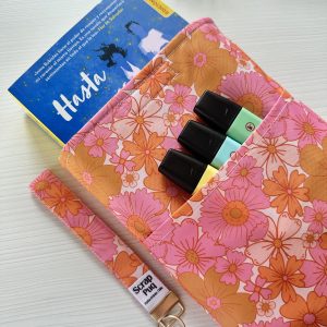 Protege tus libros con esta funda literaria personalizada. Hecha con tela impermeable, forrada, y de diseño único. Ideal para libros, agendas o journals.